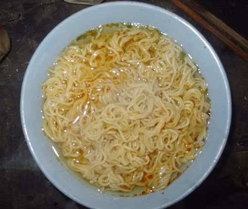 Thiếu dinh dưỡng. Mặc dù sau mỗi lần ăn mì ăn liền, bạn cảm thấy rất no, nhưng thực chất, cảm giác no này là do carbohydrate đem lại. Mì ăn liền chỉ chứa nhiều năng lượng chủ yếu từ chất béo và tinh bột. Dùng nhiều mì ăn liền không những khiến bạn có nguy cơ bị mất cân bằng dinh dưỡng, thiếu chất xơ, vitamin, chất đạm, khoáng chất… mà lại còn có nguy cơ béo bụng do tiêu thụ quá nhiều tinh bột.