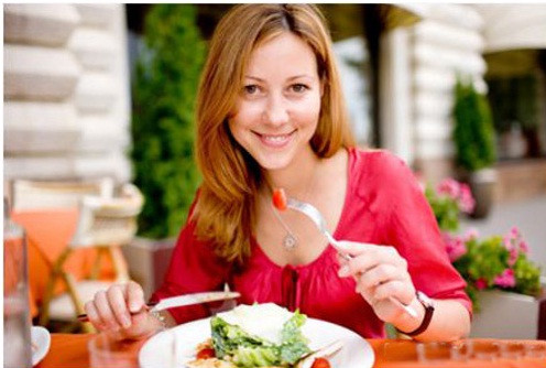  Chế độ ăn uống. Tầm quan trọng của một chế độ ăn uống lành mạnh là điều quyết định sức khỏe của mẹ và bé. Hãy đảm bảo rằng thực phẩm của bạn luôn được chế biến hợp vệ sinh ăn chín, uống sôi. Nên rửa tay trước và sau khi chế biến thức ăn để tránh vi trùng lây bệnh, đừng quên uống bổ sung vitamin và uống nước. 