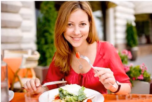  Chế độ ăn uống. Tầm quan trọng của một chế độ ăn uống lành mạnh là điều quyết định sức khỏe của mẹ và bé. Hãy đảm bảo rằng thực phẩm của bạn luôn được chế biến hợp vệ sinh ăn chín, uống sôi. Nên rửa tay trước và sau khi chế biến thức ăn để tránh vi trùng lây bệnh, đừng quên uống bổ sung vitamin và uống nước. 