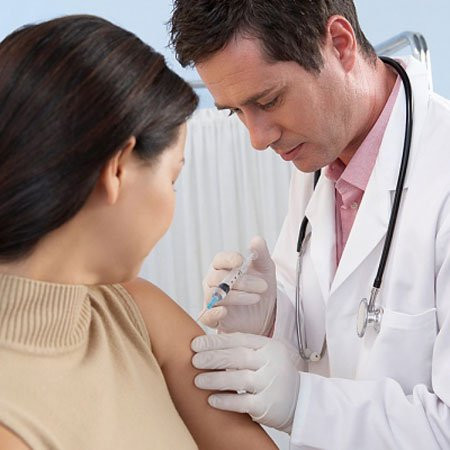  Chủng ngừa vaccine. Một số chủng ngừa bắt buộc phải tiêm đối với các bà bầu như vaccine Rubella, viêm gan B hay uốn ván.