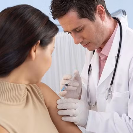  Chủng ngừa vaccine. Một số chủng ngừa bắt buộc phải tiêm đối với các bà bầu như vaccine Rubella, viêm gan B hay uốn ván.