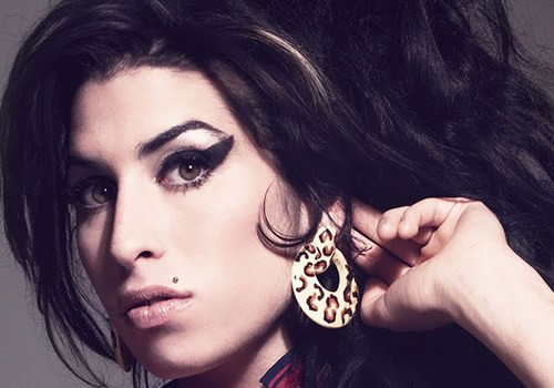 Amy Winehouse chăm sóc da bằng nước tiểu. Nữ ca sĩ quá cố có một thói quen là dùng nước tiểu của chính mình để thoa lên da mặt vào buổi sáng. Đây là một khâu quan trọng trong quy trình chăm sóc sắc đẹp hàng ngày của Winehouse. Chưa có thông tin chính thức nào về tác dụng làm đẹp của phương pháp này nhưng xem ra nó rất... mất vệ sinh và không phải ai cũng dám làm.