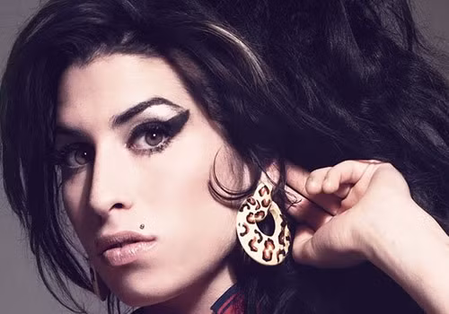 Amy Winehouse chăm sóc da bằng nước tiểu. Nữ ca sĩ quá cố có một thói quen là dùng nước tiểu của chính mình để thoa lên da mặt vào buổi sáng. Đây là một khâu quan trọng trong quy trình chăm sóc sắc đẹp hàng ngày của Winehouse. Chưa có thông tin chính thức nào về tác dụng làm đẹp của phương pháp này nhưng xem ra nó rất... mất vệ sinh và không phải ai cũng dám làm.