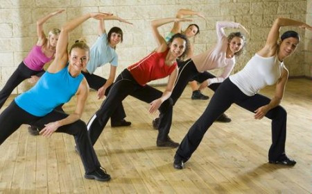 Tập thể dục. Chấm dứt những ngày tết chỉ ăn và chơi, bạn hãy hình thành lại thói quen cho mình với kế hoạch ăn uống và tập luyện điều độ. Hãy bắt tay ngay vào việc tập thể dục sau tết để không chỉ tốt cho sức khỏe mà còn có tác dụng giảm béo nhanh. Chạy bộ, nhảy dây, lắc vòng, đạp xe, bơi lội... hay đến các phòng tập gym, yoga, aerobic... để góp phần cho kế hoạch giảm cân sau tết thành công.