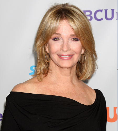 Deidre Hall, diễn viên của serie phim truyền hình "Days Of Our Lives", được coi là ngôi sao đầu tiên công khai tuyên bố việc thuê người khác mang thai hộ hồi năm 1992. Hall từng sản xuất và đóng vai chính trong một phim truyền hình kể về chặng đường 20 năm chật vật tìm mọi cách để có con của mình, kết thúc bằng việc có hai đứa con khi thuê người khác đẻ hộ.