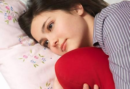  Bạn có thể dùng những chiếc gạc ấm hoặc mát, chườm bầu ngực trước khi cho bé bú. Lớp da này sẽ trở nên mềm và khiến bạn dễ chịu hơn. Hoặc bạn cũng có thể dùng gạc mát, chườm lên ngực trong hoặc sau khi cho bé bú, nếu cơn đau khiến bạn bứt rứt. 