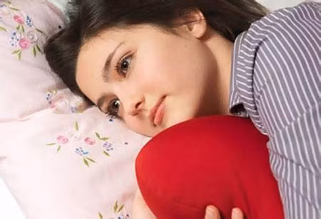  Bạn có thể dùng những chiếc gạc ấm hoặc mát, chườm bầu ngực trước khi cho bé bú. Lớp da này sẽ trở nên mềm và khiến bạn dễ chịu hơn. Hoặc bạn cũng có thể dùng gạc mát, chườm lên ngực trong hoặc sau khi cho bé bú, nếu cơn đau khiến bạn bứt rứt. 