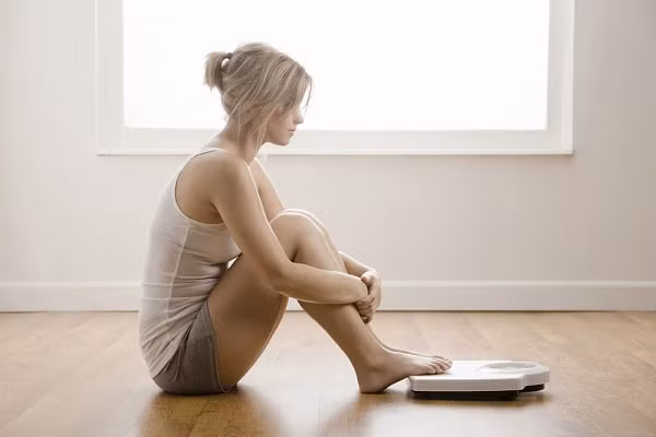 Tăng cân. Buổi sáng không ăn, nên buổi trưa và buổi tối bạn phải ăn nhiều hơn để có đủ năng lượng. Trong khi hoạt động vào buổi chiều và tối không nhiều, thức ăn sẽ không kịp tiêu hóa hết, khiến cho nhiệt lượng trong cơ thể bạn ngày một tăng, lượng mỡ tích tụ lại ngày càng nhiều. Kết cục bạn sẽ mắc bệnh béo phì.