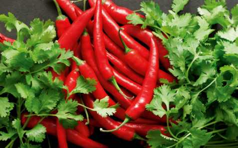 Đồ ăn cay. Tốt cho sự trao đổi chất nhưng không phải tốt luôn cho da đâu nhé! Đồ ăn cay là một trong những loại thực phẩm có tính kích thích với da. Nó làm bạn thấy rát da, khiến da không đều màu và làm dãn mạch máu dưới da. Bạn sẽ thấy màu da không sáng đều và lão hóa hơn. Hãy cố định lượng độ cay cho món ăn, đừng ăn quá cay và quá nhiều.