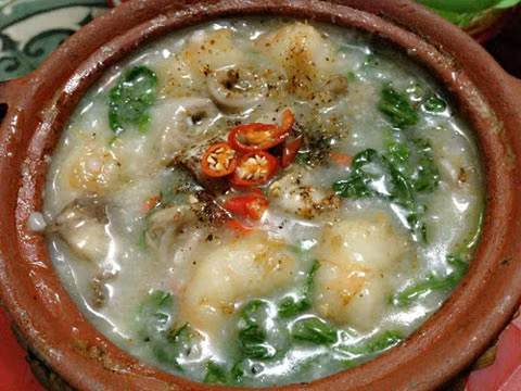  Cháo. Cháo vừa nóng hổi, vừa nhẹ bụng, thích hợp hơn cả để thưởng thức trong đêm gió mùa Hà Nội. Dạo phố đêm, bạn đừng ỏ qua phố ẩm thực Cấm Chỉ. Tại đây có rất nhiều quán bán cháo gà ngon nổi tiếng và thường mở tới rất khuya. Quán cháo sườn sụn khu chợ đêm Đồng Xuân cũng là địa chỉ không thể bỏ qua. Quán chỉ mở từ 5-6 chiều, càng về đêm càng đông khách. Cháo dẻo mịn, sườn sụn giòn sần sật, đậm hương ngọt thịt rất thu hút. Ảnh: Vietnamnet. 