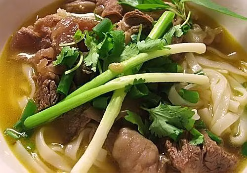  Phở. Mặc dù phở là những món ăn quanh năm phổ biến ở Hà Nội nhưng thưởng thức một bát phở vào đêm trở gió mới thấy được nó ngon đến nhường nào. Bước vào quán gọi một bát phở chưa đầy 5 phút sau, bát phở nóng bốc lên hơi ấm giường như xua tan đi cái giá rét của ngày đông lạnh. 