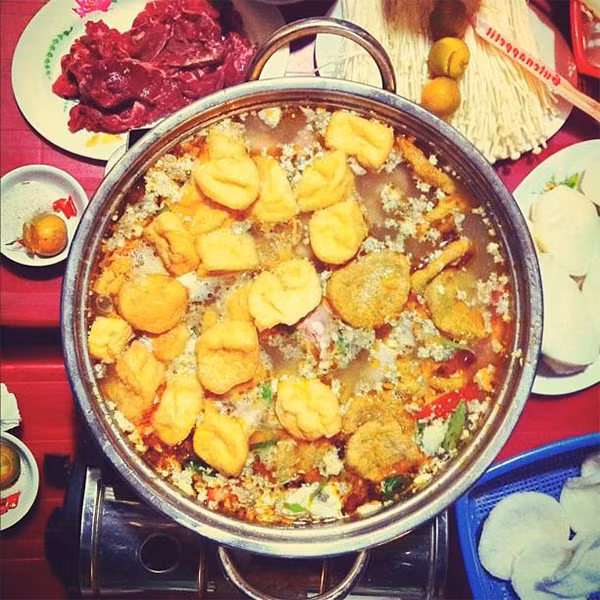  Lẩu. Ngồi bên nồi lẩu nóng bốc hơi là thú vui ấm cúng của người Hà Nội khi đông về. Lẩu Hà Nội có nhiều kiểu, quen thuộc nhất vẫn là lẩu bò, lẩu gà, lẩu thập cẩm… Khu phố dọc đường vào Ngũ Xã được mệnh danh là “phố lẩu” với các hàng lẩu san sát, giá cả không quá đắt và khách hàng có thể trải chiếu, ngồi ngay ngoài trời, ngắm hồ Tây bên cạnh. Những quán lẩu ở đây mở cửa đến 2-3h đêm. 