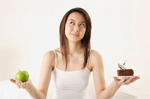 Chế độ ăn không tốt. Thức ăn nhanh, thực phẩm đã qua chế biến và rượu dù không ảnh hưởng trực tiếp nhưng cũng gián tiếp cản trở quá trình lành vết thương, thậm chí có thể gây sẹo vĩnh viễn. Nếu vùng da bị mụn của bạn có dấu hiệu kích ứng, cố gắng thực hiện chế độ ăn cân bằng và sử dụng các sản phẩm dưỡng da có tác dụng trị tình trạng viêm da.