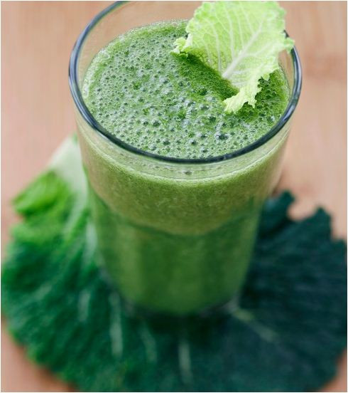 Nước ép rau xanh. Những loại rau cải xanh như cải xoăn (xà lách xoong), rau má, cải bó xôi, cần tây… là một kho chứa diệp lục tố (chlorophyll) vốn được gọi là “ma thuật xanh của thiên nhiên”. Chất chlorophyll cũng được xem là “máu” của thực vật. Trong cơ thể con người, chất chlorophyll cũng có vai trò kiến tạo máu và thanh lọc máu, giúp cơ thể tái tạo những tế bào mới.