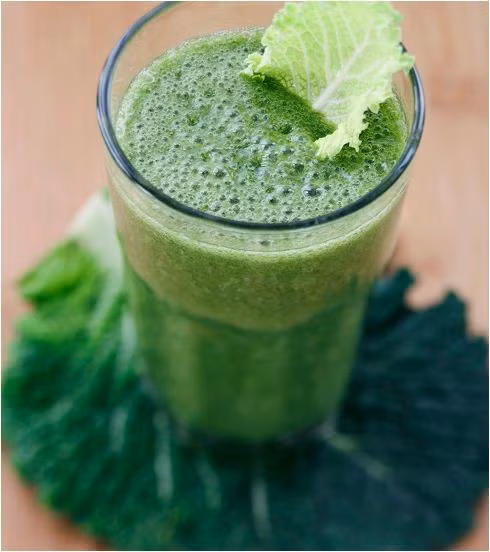 Nước ép rau xanh. Những loại rau cải xanh như cải xoăn (xà lách xoong), rau má, cải bó xôi, cần tây… là một kho chứa diệp lục tố (chlorophyll) vốn được gọi là “ma thuật xanh của thiên nhiên”. Chất chlorophyll cũng được xem là “máu” của thực vật. Trong cơ thể con người, chất chlorophyll cũng có vai trò kiến tạo máu và thanh lọc máu, giúp cơ thể tái tạo những tế bào mới.