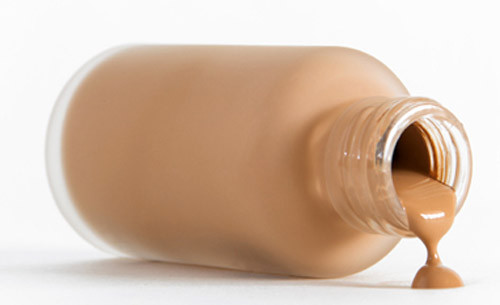 Ngoài ra, bạn cũng nên chọn loại kem nền chứa thành phần làm trắng và chống nắng. Thay vì phải lỉnh kỉnh đủ thứ mỹ phẩm như kem nền, phấn phủ, thanh che khuyết điểm,... bạn có thể sử dụng Foundation (kem nền) đa tác dụng. Thành phần chống nắng giúp bảo vệ da và khả năng làm trắng sẽ che đi các đốm da sẫm màu. Với thời tiết như ở Việt Nam, vào mùa Hè, bạn nên chọn kem nền có chỉ số SPF từ 30.