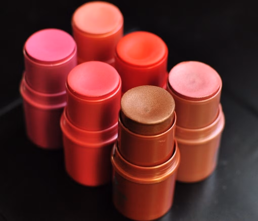 Nên mua má hồng dạng kem. Kem má hồng dễ tạo độ ửng cho đôi má, và đặc biệt vào mùa đông, nó mang lại vẻ đẹp trong suốt, tự nhiên như thể đó là sự hồng hào, khỏe mạnh phát tiết từ bên dưới làn da, chứ không phải nhờ một lớp kem bên trên bề mặt.