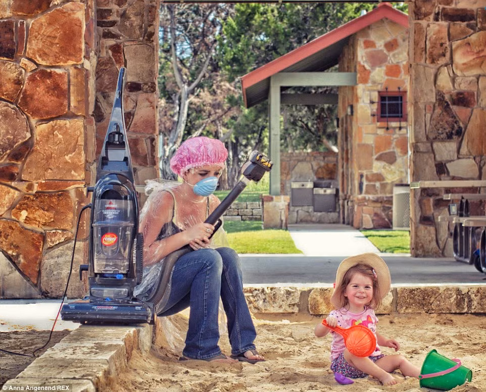 Nhờ sử dụng chân máy ảnh và cài đặt chế độ tự động chụp, bà mẹ trẻ có tài nhiếp ảnh đã chớp được những khoảnh khắc đáng yêu, những sở thích thay đổi liên tục và những trò nghịch phá độc nhất vô nhị của cô bé.