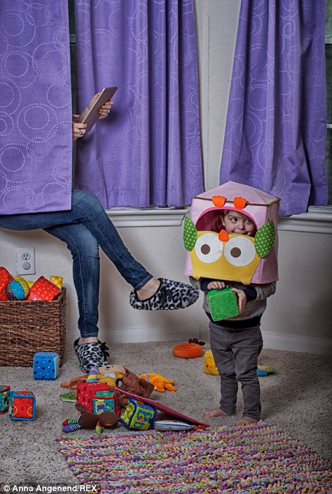 Nếu mẹ muốn tranh thủ dùng iPad, phải bày ra trò trốn tìm để con bịt mắt.