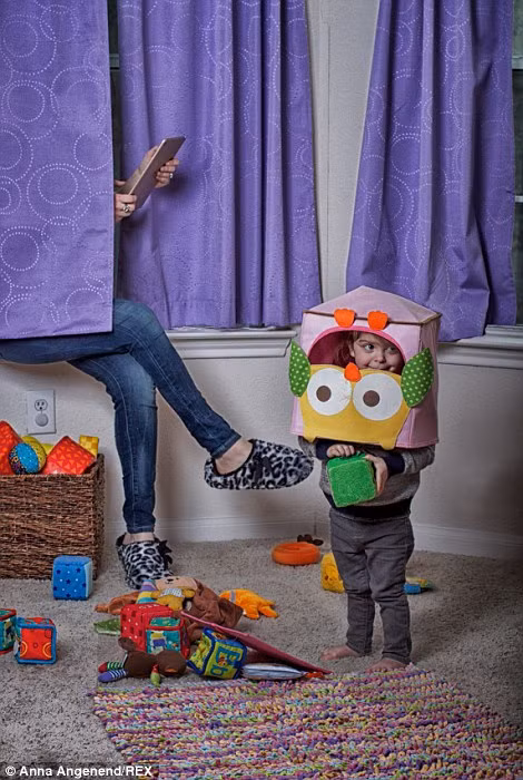 Nếu mẹ muốn tranh thủ dùng iPad, phải bày ra trò trốn tìm để con bịt mắt.