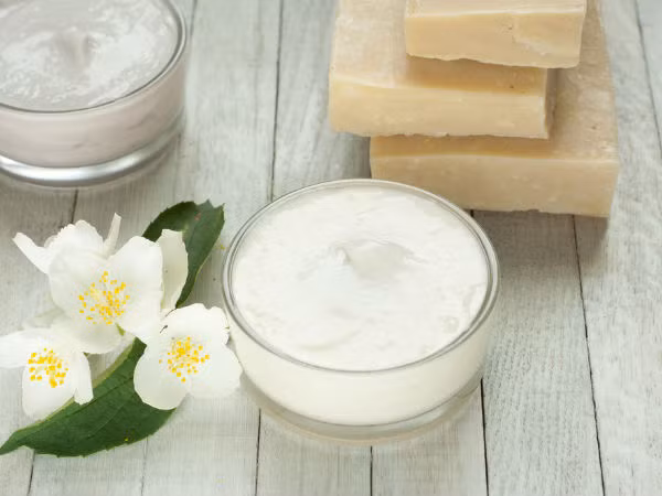  Kem dưỡng ẩm tự nhiên. Hòa tan 1 phần sáp ong vào nước đun sôi, khi sáp ong đã tan chảy hết đổ vào máy xay sinh tố, xay nhuyễn. Đợi hỗn hợp này nguội cho thêm gel lô hội, vitamin và một số loại tinh dầu, như vậy bạn đã có một lọ kem dưỡng ẩm handmade. 