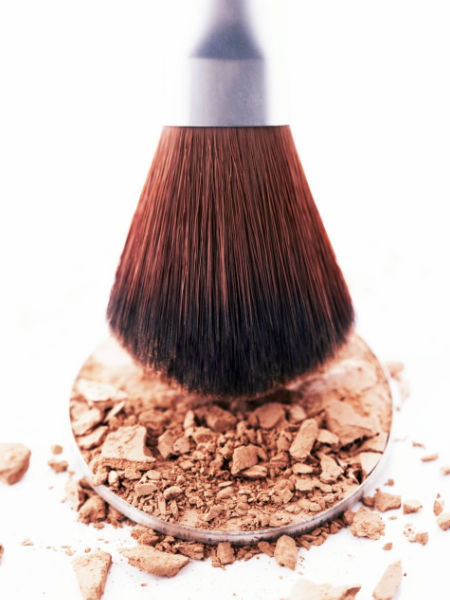  Phấn mắt tự nhiên. Nếu muốn đánh mắt khói, hãy dùng bột than hoa nghiền nát và hòa thêm với bột dong riềng hay bột bắp, cho thêm nước để nén chúng lại. Nếu muốn tạo độ long lanh cho mắt bạn có thêm vào một chút bột nhũ. 