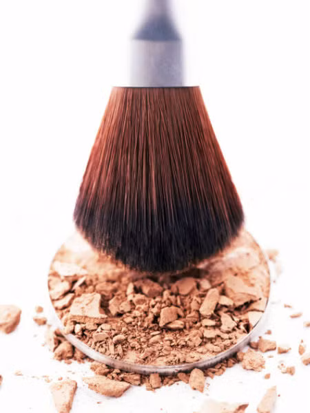  Phấn mắt tự nhiên. Nếu muốn đánh mắt khói, hãy dùng bột than hoa nghiền nát và hòa thêm với bột dong riềng hay bột bắp, cho thêm nước để nén chúng lại. Nếu muốn tạo độ long lanh cho mắt bạn có thêm vào một chút bột nhũ. 