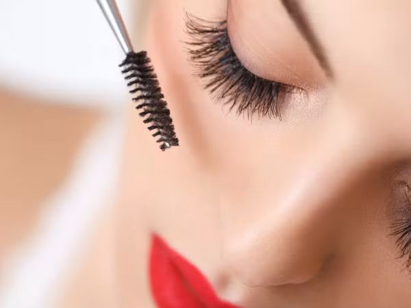  Mascara tự nhiên. Trộn đều gel lô hội, thêm một vài giọt vitamin E và 1 phần thìa bột trà đen và lưu trữ chúng trong một ống mascara cũ để dùng dần. 