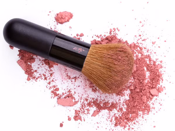  Phấn má hồng. Cũng tương tự như lớp nền, bạn có thể trộn phấn má bằng bột dong riềng hoặc bột bắp với bột ca cao, bột quế và thêm màu tự nhiên từ hoa dâm bụt hay bột củ cải đường để tạo thành hỗn hợp má hồng tự nhiên. 