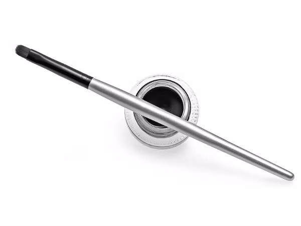  Gel kẻ mắt tự nhiên. Trộn một phần dầu dừa với bơ ca cao, thêm một nửa thìa trà đen, nếu muốn màu trẻ trung hơn bạn có thể thêm màu ca cao để tạo màu nâu. 