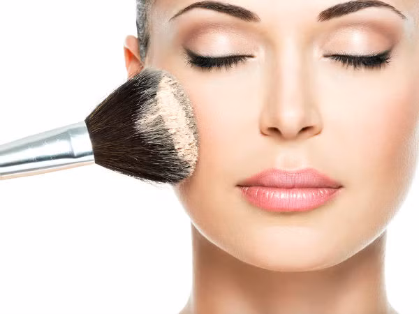  Phấn nền. Trộn tinh bột dong riềng, bột bắp và bột ca cao cùng với bột quế để tạo thành hỗn hợp phấn nền gần với màu da bạn, có thể thêm tinh dầu hoặc rượu vodka để lưu trữ trong hộp và dùng dần. 