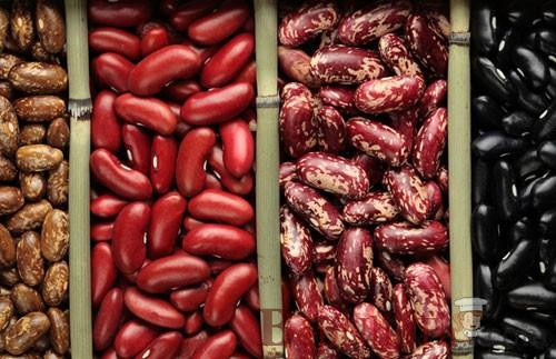 Đậu. Các loại hạt đậu thường giàu kali, magie, sắt giúp cơ thể giữ năng lượng, huyết áp ổn định và ổn định hệ tiêu hóa. Đậu cũng chứa chất xơ hòa tan và có tác dụng loại bỏ cholesterol xấu ra khỏi cơ thể.