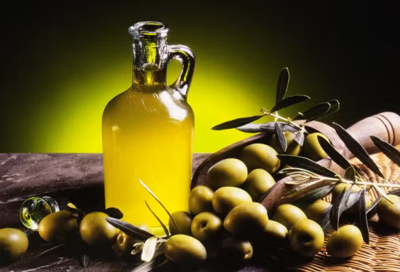 Dầu oliu: ngăn ngừa nếp nhăn. Trong dầu oliu có nhiều loại vitamin rất tốt cho da như vitamin E giúp chăm sóc da, chống lão hóa, ngăn ngừa các nếp nhăn, tăng độ đàn hồi cho da; vitamin A bảo vệ da trước các tác nhân gây hại như tia UVA/UVB… Các chất chống oxy hóa có trong dầu oliu – hydroxytyrosol cùng với vitamin E giúp ngăn ngừa thoái hóa tế bào trong da; squalene trong dầu oliu giúp tăng tính đàn hồi của da, do đó xóa nếp nhăn bằng dầu oliu là một phương pháp hữu hiệu thổi bay các nếp nhăn của da, khiến da săn chắc và trẻ trung.