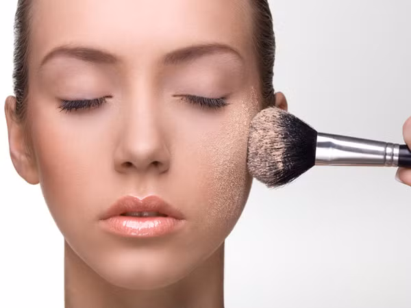  Áp dụng quá nhiều phấn bột. Áp dụng quá nhiều phấn bột chỉ khiến cho lớp trang điểm của bạn trông lộ hơn, đặc biệt là bị lộ nếp nhăn phần khóe mắt hay miệng.