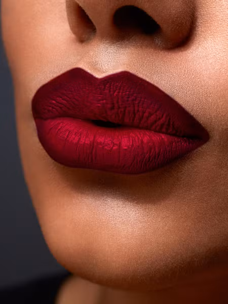 Để lộ những vân môi khi đánh son. Khi bạn ngày càng nhiều tuổi, đôi môi của bạn dần mất đi sự căng bóng vốn có, do đó bạn nên đánh son bóng để che bớt đường vân môi và khiến môi trở nên bóng mịn hơn.