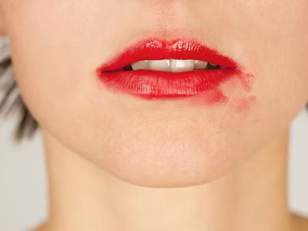 Để mặc son bị lem ra khỏi môi. Trước khi thoa son nên dùng chì kẻ viền màu tương đồng để tạo khối cho môi kết hợp với tô son bằng cọ sẽ hạn chế việc son bị lem. Ngoài ra, sau khi trang điểm xong, bạn cũng nên kiểm tra lại để đảm bảo son không bị dính răng.