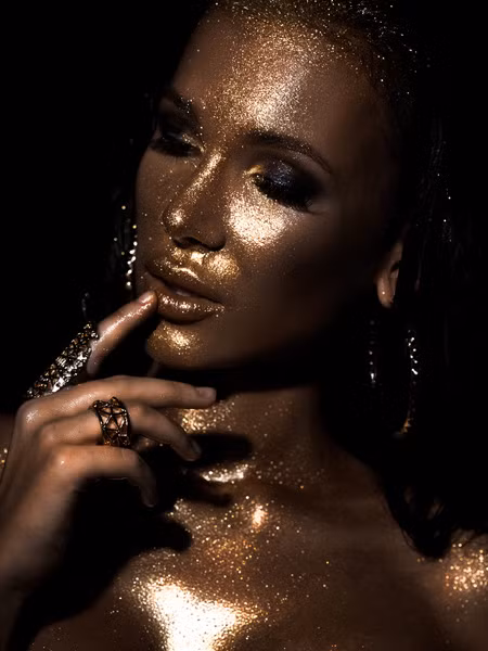 Dùng nhũ ở vị trí không chính xác. Không sử dụng nhũ ở tất cả vị trí trên khuôn mặt bạn, chỉ cần áp dụng trên gò má, mí mắt, thêm nó vào toàn bộ khuôn mặt chỉ khiến bạn trông già hơn mà thôi.