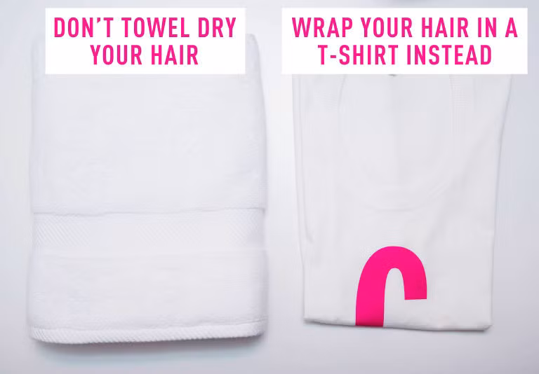  Lau khô tóc bạn bằng một chiếc áo thun thay cho khăn lông. Khăn lông có thể làm cho mái tóc xoăn của bạn bị mất nước và bị khô đấy. 
