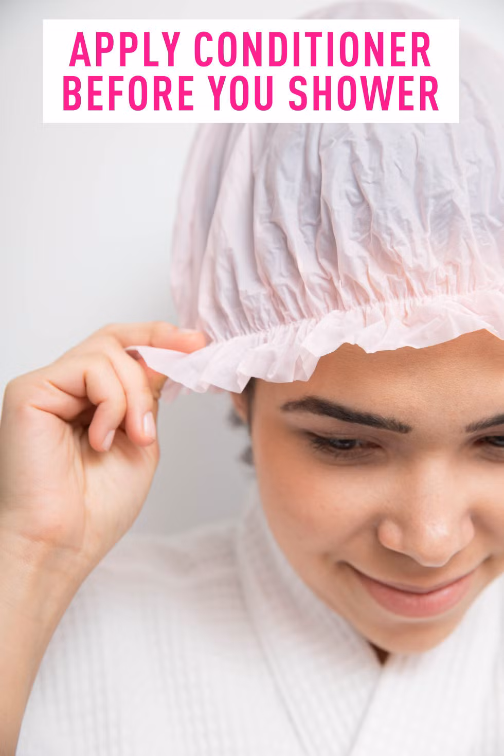  Trước khi tắm, hãy áp dụng dầu xả lên tóc và nhét tóc vào chiếc mũ tắm, sau khi tắm xong gội đầu như bình thường bạn sẽ có mái tóc bóng mềm. 