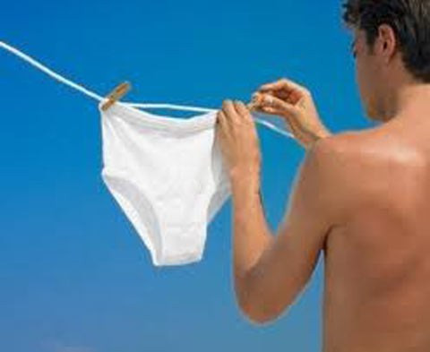  Mặc quần chưa khô hoàn toàn. Mặc đồ lót ẩm ướt là một trong những nguyên nhân phổ biến nhất gây nên các căn bệnh vùng kín bởi đây là môi trường thuận lợi để cho các loại vi trùng, vi khuẩn, nấm,... gây bệnh phát triển. Các căn bệnh này không chỉ gây nên sự khó chịu, ảnh hưởng đến sinh hoạt hàng ngày mà về lâu dài còn dẫn đến những hậu quả nghiêm trọng, thậm chí là vô sinh. 