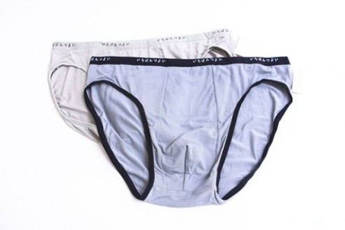  Dùng quá "hạn sử dụng". Theo số liệu của một thống kê gần đây, thời hạn sử dụng quần lót của các đấng mày râu lên đến vài năm, có trường hợp đến 8 năm. Điều này thực sự không tốt chút nào cho "cậu nhỏ" bời một chiếc quần lót cũ sẽ không thể làm tốt chức năng bảo vệ "cậu nhỏ". Vì vậy, khi quần lót có những biểu hiện như ố vàng, thủng lỗ nhỏ bạn nên chủ động sắm cho mình những chiếc quần lót mới. Theo các chuyên gia, thời gian lý tưởng để thay quần lót mới là 6 tháng một lần. 