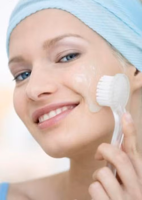 Bạn nên thực hiện thao tác này hai lần mỗi tuần. Nếu bạn “chải da” vào ban ngày, hãy dùng loại kem dưỡng ẩm có chứa kem chống nắng với chỉ số SPF từ 30 trở lên. Nếu bạn “chải da” vào ban đêm, hãy bôi kem dưỡng da ban đêm.