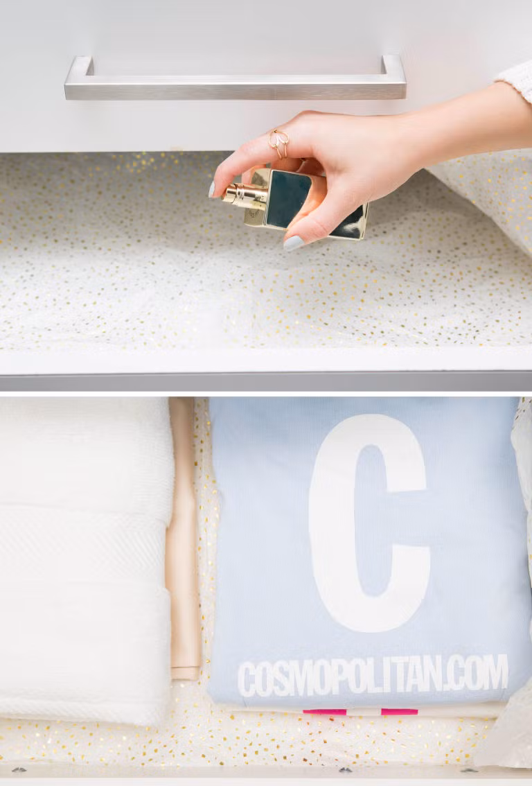  Xịt nước hoa vào lớp lót trong tủ quần áo trước khi cho quần áo vào để giúp cho tủ quần áo và đồ của bạn luôn có mùi thơm dễ chịu.