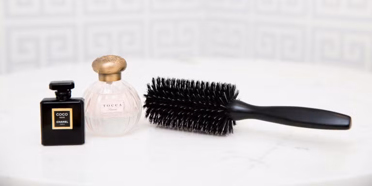  Nếu lo ngại tóc bạn khô xơ do xịt trực tiếp nước hoa lên tóc, hãy xịt vào lược và chải lên tóc để lưu giữ mùi hương mà không lo tóc bị khô xơ. 