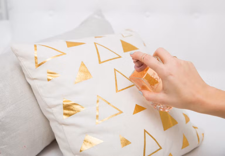  Xịt nước hoa lên gối trước khi ngủ giúp bạn ngủ ngon hơn. 