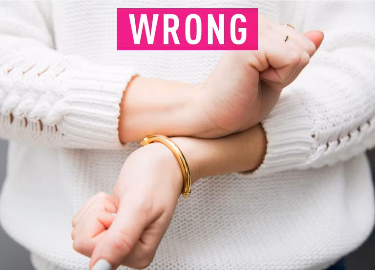  Không chà xát cổ tay sau khi phun nước hoa, nếu bạn thực hiện hành động này, đồng nghĩa với việc bạn đang phá vỡ các tinh thể mùi hương, khiến mùi nước hoa bay nhanh hơn so với dự kiến. 