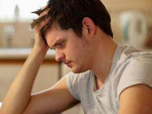  Bệnh tiểu đường. Hiện nay trên thế giới có khoảng 35%-75% nam giới bị tiểu đường có rối loạn cương đi kèm. Người càng trẻ tuổi bị tiểu đường thì khả năng rối loạn cương càng cao. Ngoài ra 10%-15% bệnh nhân có dấu hiệu đầu tiên là cương yếu, đến bác sĩ nam khoa để khám, bác sĩ cho làm xét nghiệm đường huyết thì phát hiện bệnh nhân bị tiểu đường. 