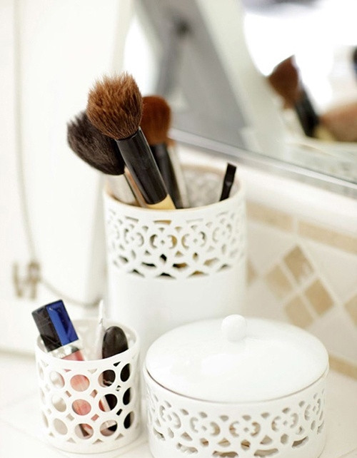 Đồ make up bám bụi bẩn. Những dụng cụ bạn trang điểm như chổi, bông hay thậm chí cả những món đồ làm đẹp như hộp phấn, hộp kem cũng nên được vệ sinh thường xuyên. Bạn có thể dùng hỗn hợp giấm và nước ấm để có thể rửa sạch hết vi khuẩn và bụi bẩn bám trên những dụng cụ này. Nó là thủ phạm khiến da bạn xấu đi, nặng hơn là nhiễm trùng, phát ban và nổi mẩn.