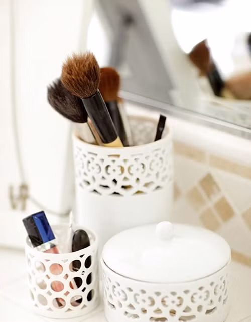 Đồ make up bám bụi bẩn. Những dụng cụ bạn trang điểm như chổi, bông hay thậm chí cả những món đồ làm đẹp như hộp phấn, hộp kem cũng nên được vệ sinh thường xuyên. Bạn có thể dùng hỗn hợp giấm và nước ấm để có thể rửa sạch hết vi khuẩn và bụi bẩn bám trên những dụng cụ này. Nó là thủ phạm khiến da bạn xấu đi, nặng hơn là nhiễm trùng, phát ban và nổi mẩn.