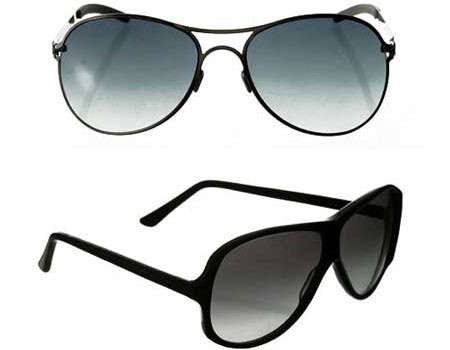 Không vệ sinh kính râm. Gọng kính có thể làm đọng dầu trên da mặt, là nơi xuất hiện nhiều vi khuẩn, khiến da của bạn bẩn, bên cạnh đó, chúng cũng tạo áp lực và khiến vùng da nơi gọng kính không được "hít thở" đều đặn.